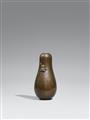 A gourd-shaped Izumi Seijô bronze vase. Around 1900 - image-1