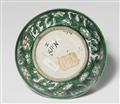 A small émail sur biscuit dish. Kangxi period (1662-1722) - image-2