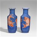 Paar puderblaue Rouleau-Vasen mit eisenrotem Fischdekor. Qing-Zeit (1644-1911) - image-1
