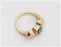 An 18k gold and emerald three stone ring - image-2