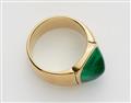 An 18k gold ring with a Colombian emerald - image-2