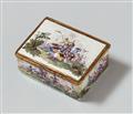 An enamelled snuff box with battle scenes - image-1