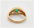 An 18k gold and emerald ring - image-3