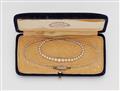 A Belle Epoque pearl necklace with original case - image-1