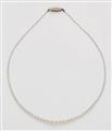 A Belle Epoque pearl necklace with original case - image-2