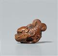 A wood netsuke of a makatsugyo. Early 19th century - image-2