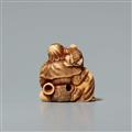 An ivory netsuke of a man with a child. Mid-19th century - image-3