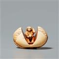 An ivory netsuke of a monkey in a peach. 18th century - image-1