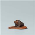 A boxwood netsuke of a small dog and a fan. Early 19th century - image-2