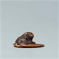 A boxwood netsuke of a small dog and a fan. Early 19th century - image-4