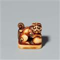 An ivory netsuke of a shishi with a ball. Late 19th century - image-1