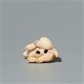 An ivory netsuke of a seated hare. 19th century - image-5