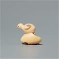 An Osaka school ivory netsuke of a hatching chick, by Doraku. Second half 19th century - image-4