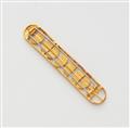 An 18k gold brooch - image-2