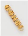 An 18k gold brooch - image-1