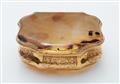 A Baroque gold mounted agate snuff box - image-1