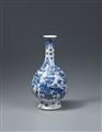 Blau-weiße Flaschenvase. Kangxi-Periode (1661-1722) - image-2