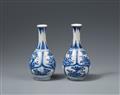 Zwei kleine blau-weiße Flaschenvasen. Kangxi-Periode (1661-1722) - image-2