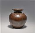 A large bronze vase by Yamamoto Junmin (1888-1962) - image-2