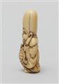 An ivory netsuke of a friendly Fukurokuju. Early 19th century - image-2