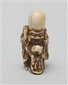 An ivory netsuke of Fukurokuju and karako. Early 19th century - image-3