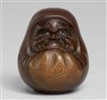 A yew wood netsuke of a Daruma doll, by Sukeyuki. Hida-Takayama. Around 1900 - image-1