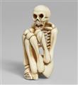 A marine ivory netsuke of a crouching skeletton. Early 20th century - image-1