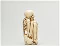 A marine ivory netsuke of a crouching skeletton. Early 20th century - image-3