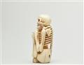 A marine ivory netsuke of a crouching skeletton. Early 20th century - image-4