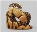 An ivory netsuke of a shishi by a rock. Late 18th century - image-3