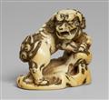 An ivory netsuke of a shishi by a rock. Late 18th century - image-1