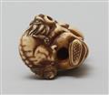 An ivory netsuke of a man from Senha. Late 18th century - image-5