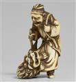 An ivory netsuke of a man from Senha. Late 18th century - image-1