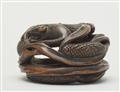 A stained boxwood ryûsa manjû netsuke of rats on millet. Second half 19th century - image-3