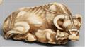 An ivory netsuke of a recumbent cow and calf. Late 18th century - image-1