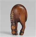 A boxwod netsuke of  tall grazing horse. 18th century - image-1