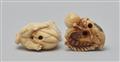 Zwei Netsuke von Hunden. Elfenbein. 1. Hälfte 19. Jh. - image-3