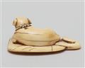 An ivory netsuke of a dog on an uchiwa. First half 19th century - image-2