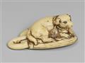 An ivory netsuke of a dog on an uchiwa. First half 19th century - image-1