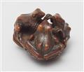 A boxwood netsuke of three frogs. Mid-19th century - image-3