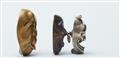 Drei Masken-Netsuke. 19. Jh. - image-3