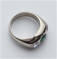 A gentlemen's 18k white gold emerald ring - image-2