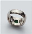A gentlemen's 18k white gold emerald ring - image-3
