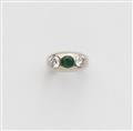 A gentlemen's 18k white gold emerald ring - image-1