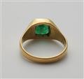A gentlemen's 22k gold emerald ring - image-4