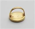 An 18k gold ring with a neoclassical intaglio - image-2