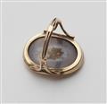 A 14k gold ring with a Neoclassical cameo - image-3