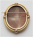 A 14k gold brooch with a sardonyx cameo - image-2