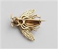 An 18k gold Art Nouveau bee brooch - image-2