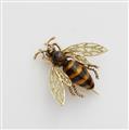 An 18k gold Art Nouveau bee brooch - image-1